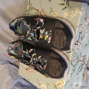 Women's Skechers size 6